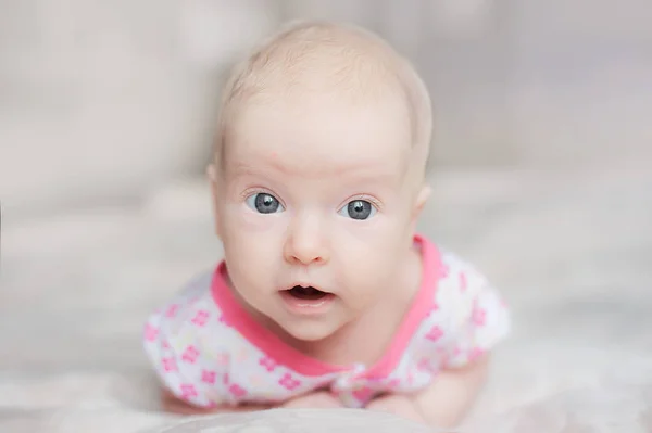 Aranyos baba a fehér ágy — Stock Fotó