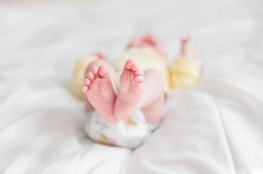 Yeni doğan şirin bebek çıplak ayak