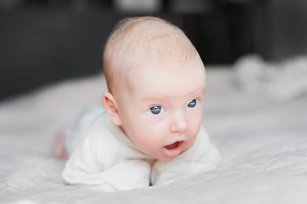 Cute baby na białym łóżku — Zdjęcie stockowe