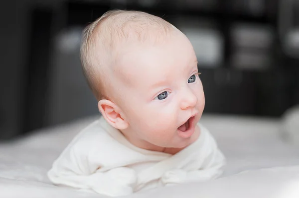 Aranyos baba a fehér ágy — Stock Fotó