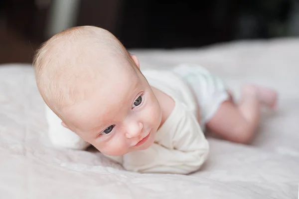 Lindo bebé en la cama blanca — Foto de Stock