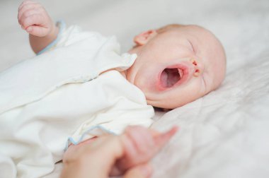 Şirin Bebek yawns beyaz bir arka plan üzerinde