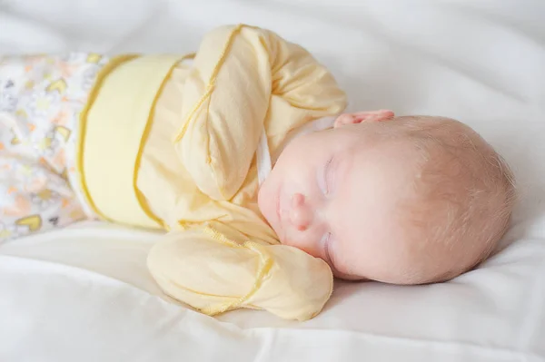Όμορφο κορίτσι ύπνου νεογέννητο μωρό - εσωτερικη — Φωτογραφία Αρχείου