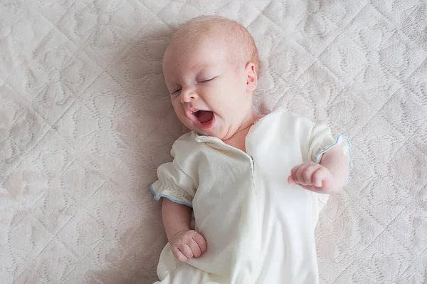 Aranyos baba ásít egy fehér háttér — Stock Fotó