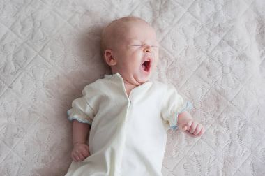 Şirin Bebek yawns beyaz bir arka plan üzerinde