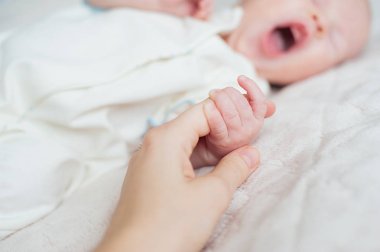 Şirin Bebek yawns beyaz bir arka plan üzerinde