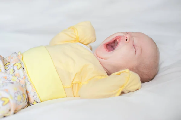 Χαριτωμένο μωρό χασμουρητά σε λευκό φόντο — Φωτογραφία Αρχείου