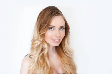 Güzellik kız kadın portre yüzü. Güzel Spa modeli kız mükemmel taze temiz cilt. Sarışın kadın erkek gülümseyen
