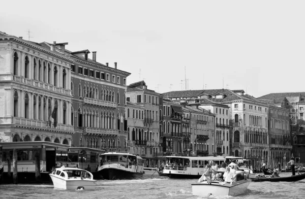 Tourists on boats sail on the canal in Venice — Stock Photo, Image