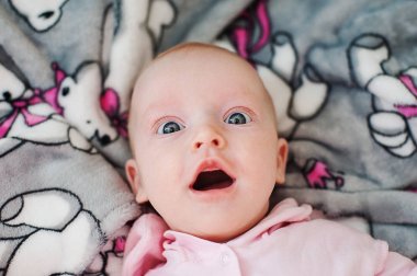 Komik çocuk büyük mavi gözlü şaşırttı