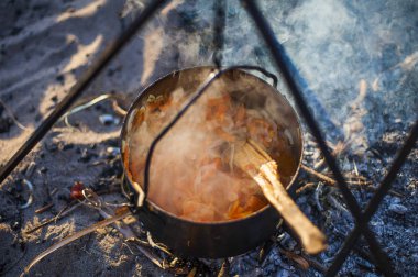 Bir tencerede yiyecek tehlikede