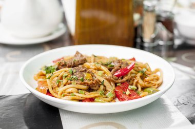 Koyun eti ve sebze ile erişte. Orta Asya mutfağı. Lagman