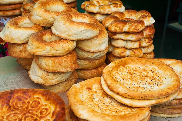 Özbek Milli bread. Geleneksel Doğu beyaz düz ekmek eski fırında pişmiş.