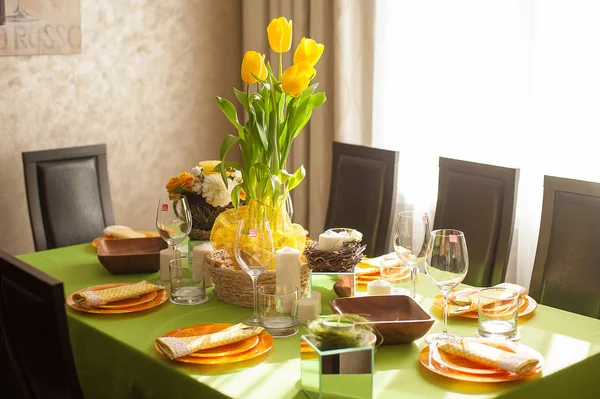 Configuração de mesa de mola brilhante — Fotografia de Stock