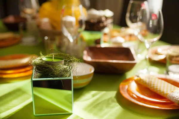 Configuração de mesa de mola brilhante — Fotografia de Stock