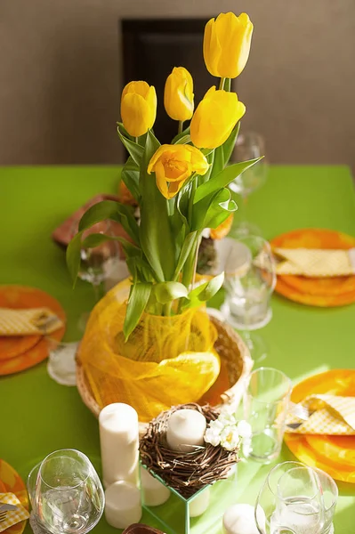 明るい春のテーブルセッティング — ストック写真