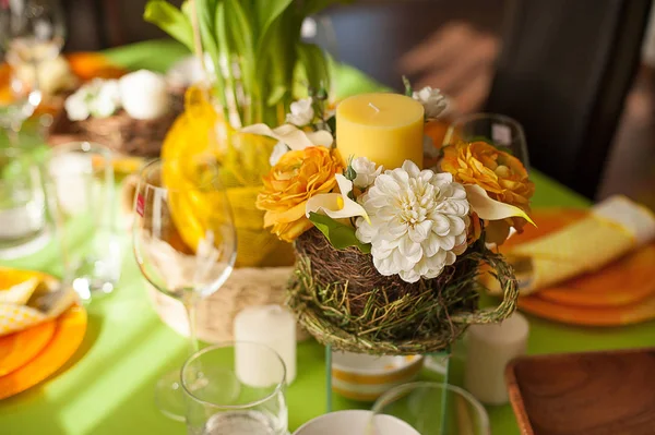 Configuração de mesa de mola brilhante — Fotografia de Stock