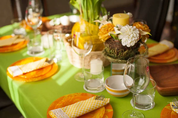 Configuração de mesa de mola brilhante — Fotografia de Stock