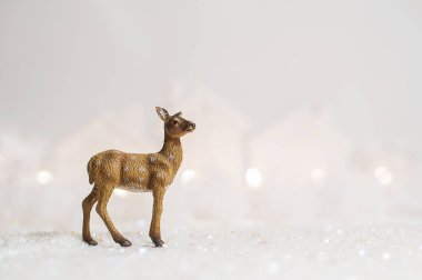 Beyaz arka plan üzerinde kış neşeli Noel geyiği