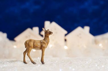 Kış neşeli Noel geyiği kar şehirde