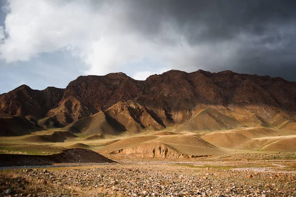 Paisagem do vale das montanhas. Paisagem de montanha rochosa. Altai Mountains. Montanha no topo ao fundo — Fotografia de Stock