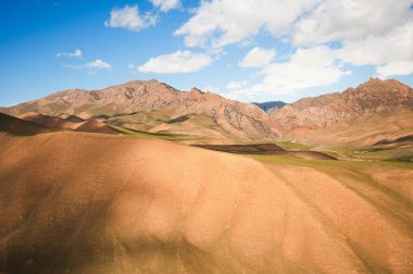 Kumlu dağ sırtlar. Yüksek dağların manzarası. Dağ Vadisi gündoğumu sırasında. Doğal yaz manzara. 