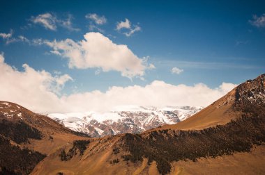 Kar ve bulutlar tarafından kaplı tepeler, Alp yatay. Yüksek dağların görünümünü.