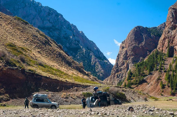 Auto's van de reizigers in de kloof van een berg. Berglandschap. — Stockfoto