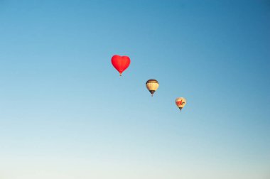 Üç sıcak hava balon içinde mavi gökyüzü temizleyin. Aerostat alan peyzaj üzerinde. 
