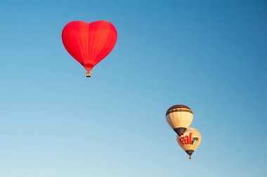 Üç sıcak hava balon içinde mavi gökyüzü temizleyin. Aerostat alan peyzaj üzerinde. 