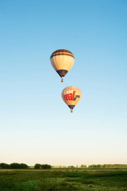 İki sıcak hava balon içinde mavi gökyüzü temizleyin. Aerostat alan peyzaj üzerinde. 
