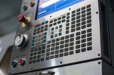Makine kontrol paneli Cnc. metal işleme Cnc Freze Makinası. Kesme metal modern işleme teknolojisi. Kontrol paneli kapat.