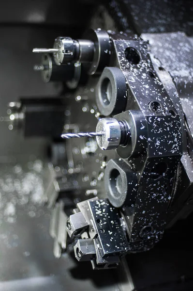 Fermer mandrin de broche et pièce de produit réglée sur la machine de tournage de tour industriel Cnc de haute précision — Photo