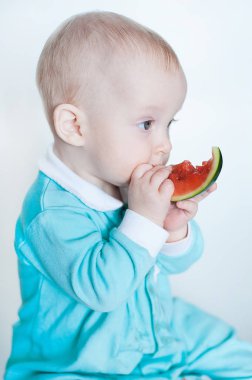 Beyaz arka plan üzerinde izole karpuz ile turkuaz tulumu, şirin komik küçük bebek kız. 