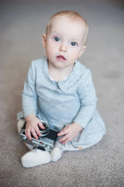 Linda niña jugando con la cámara vintage. Retrato de cerca de niña en vestido gris — Foto de Stock