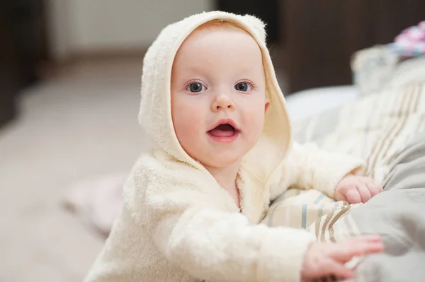 Primer plano retrato de lindo bebé divertido en albornoz — Foto de Stock