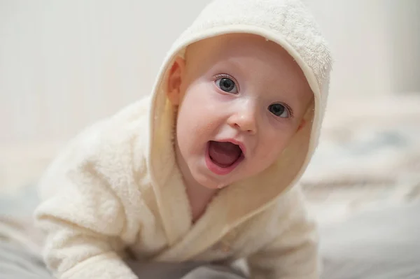 Gros plan portrait de bébé drôle mignon en peignoir — Photo