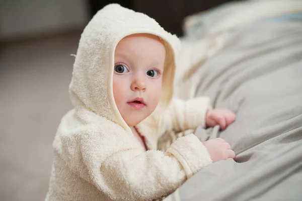 Primer plano retrato de lindo bebé divertido en albornoz — Foto de Stock