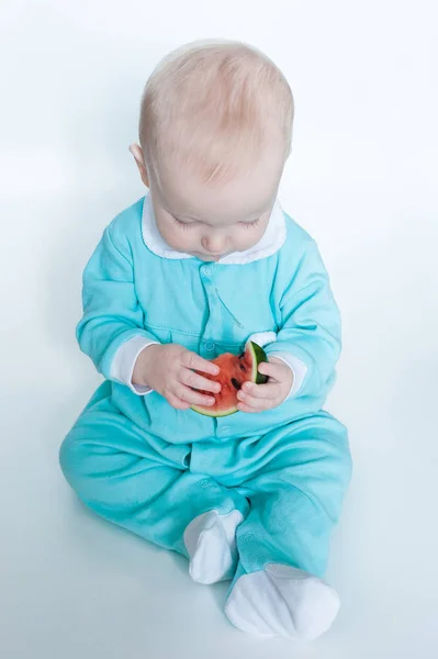 Aranyos vicces kis baba lány türkiz kezeslábas, görögdinnye, elszigetelt fehér background. — Stock Fotó
