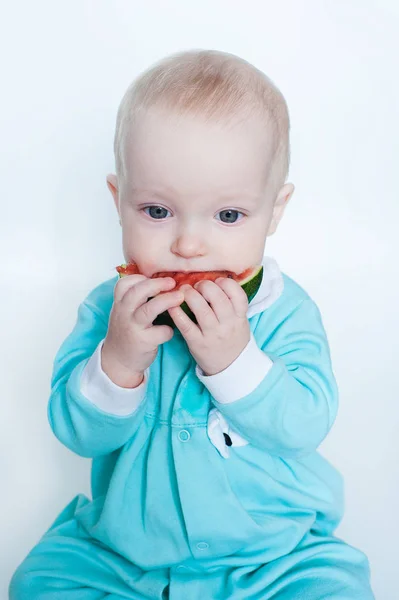 Roztomilý legrační miminko holčička v tyrkysové kombinézy s meloun izolovaných na bílém pozadí. — Stock fotografie