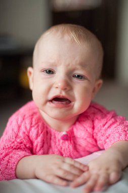 Şirin Ağlayan bebek, diş çıkarma kız üzgün. Üzgün çocuk kameraya bak