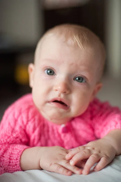 Χαριτωμένο μωρό να κλαίει, αναστατωμένος οδοντοφυΐας κορίτσι. Λυπημένο παιδί κοιτάξτε στην κάμερα — Φωτογραφία Αρχείου