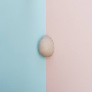 Mutlu Paskalya kavramı. Düz yatıyordu. En az dikey kavramı. Üstten Görünüm. Turkuaz pembe bir arka plan üzerinde ahşap yumurta.