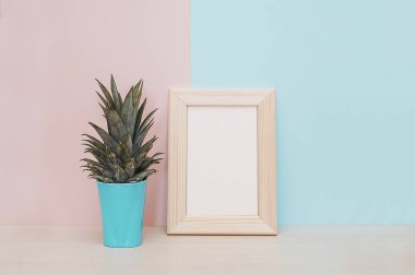 Modern ev dekorasyonu ile ahşap boş fotoğraf çerçevesi tropikal bitki pembe mavi zemin üzerine sahte
