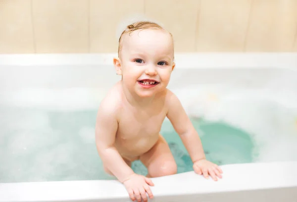 Ευτυχισμένος χαριτωμένο κοριτσάκι στο μπάνιο. Χαμογελαστό παιδί που παίζει με αφρό και πάπια — Φωτογραφία Αρχείου
