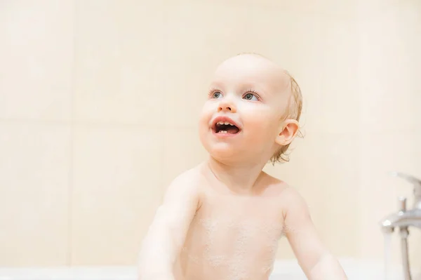 Joyeux bébé fille mignonne dans la salle de bain — Photo