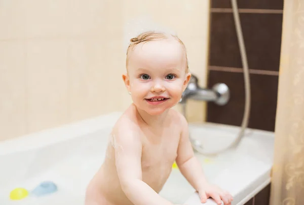 Boldog aranyos baba lány a fürdőszobában — Stock Fotó