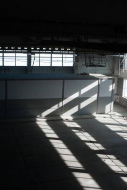 Üretim Fabrikası. Boş hangar binası. Mavi tonlu arka plan. Büyük pencereler ve metal yapılar ile üretim Oda