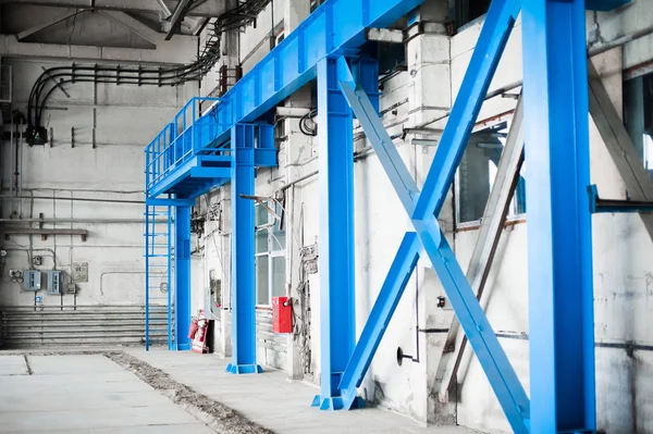 Gyári gyár. Üres hangár épület. Kék tónusú háttér. A termelés szoba nagy ablakokkal és fémszerkezetek — Stock Fotó