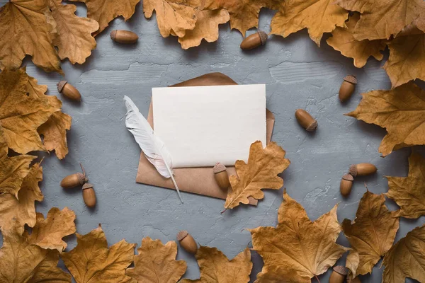 秋天的作文。 手工制作的信封 用秋天枫叶做的卡片模型。 平面布局，顶视图，复制空间 — 图库照片